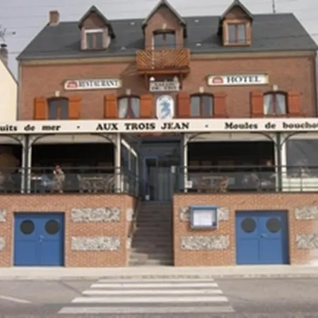 Aux Trois Jean Hotel 3*