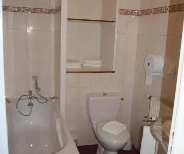 Aux Trois Jean Hotel 3*